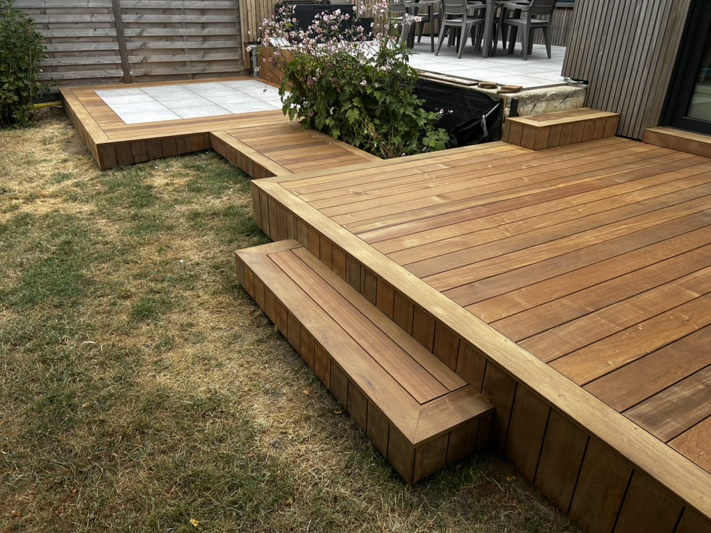 Terrasse bois et dalle pierre — étape 8 : Bancs et marches intégrés en bois