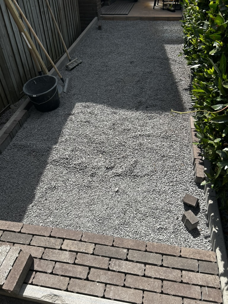 Allée pavée et terrassement — étape 4 : Nivellement et préparation de la pose