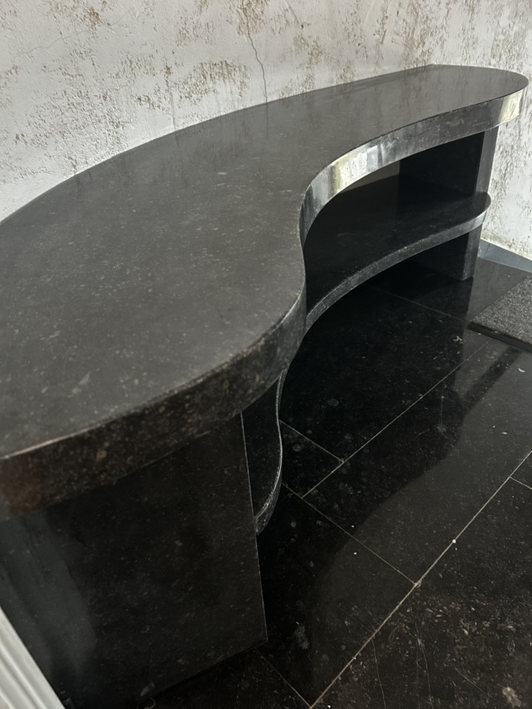 Banc d'accueil en pierre — étape 12 : Détail du plateau et des supports