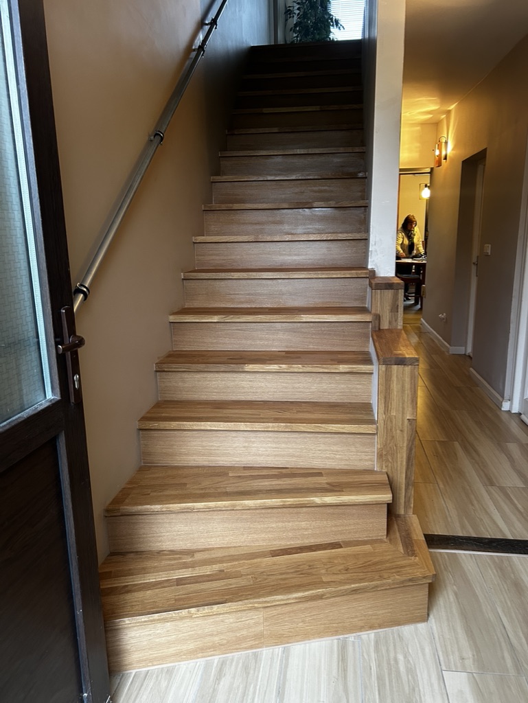 Habillage d'escalier en chêne — projet réalisé par l'Atelier Braffort