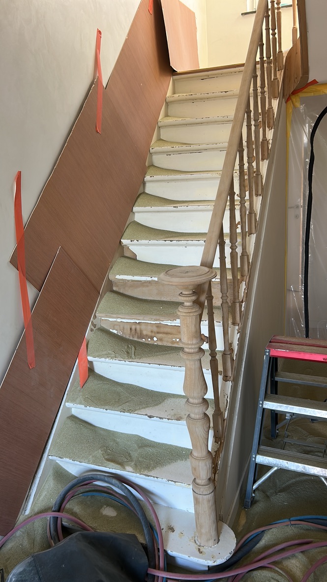 Escalier peint sablé et rénové — étape 4 : Sablage des marches en cours