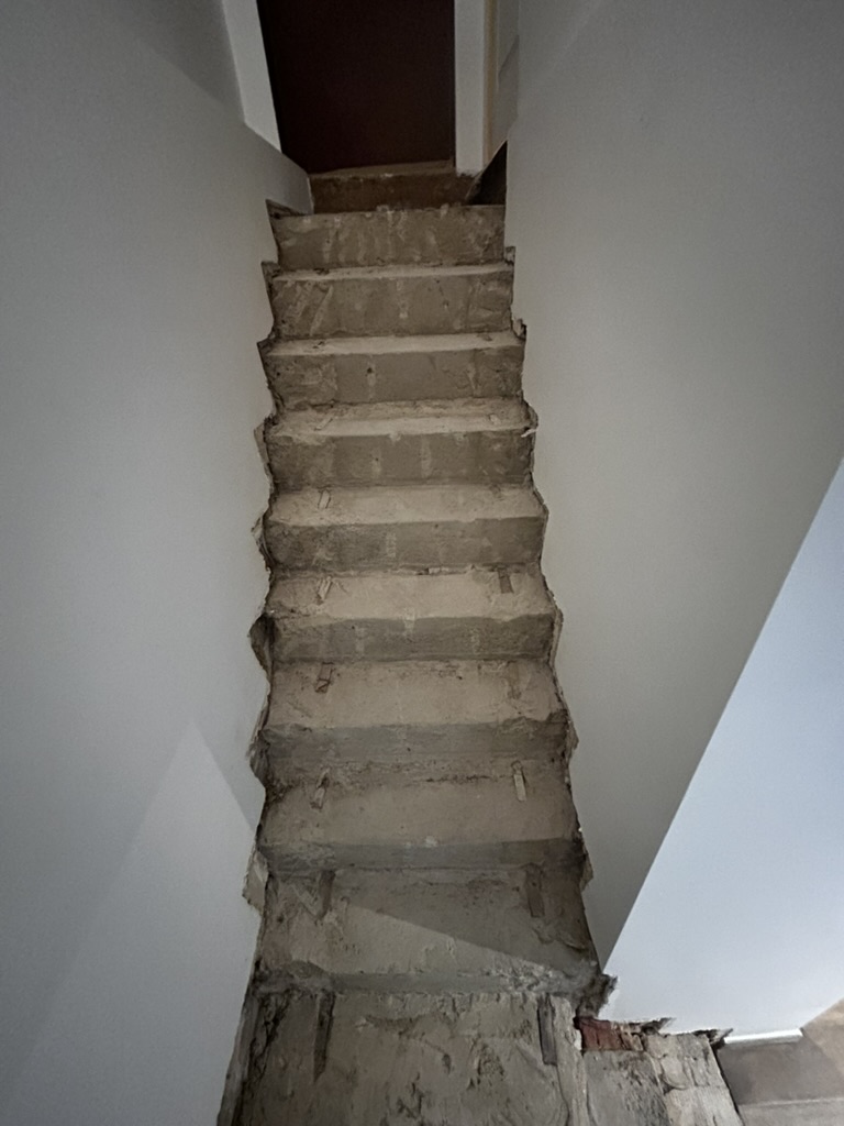 Rénovation complète d'un escalier — étape 1 : Avant travaux — escalier béton brut