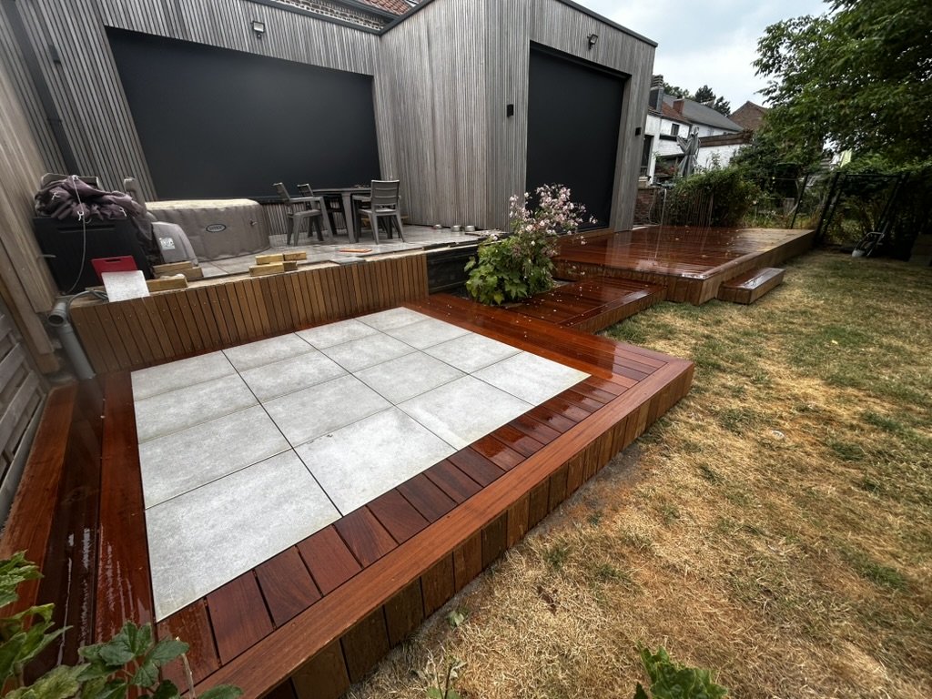 Terrasse bois et dalle pierre — étape 5 : Terrasse terminée sous la pluie, vue d'ensemble