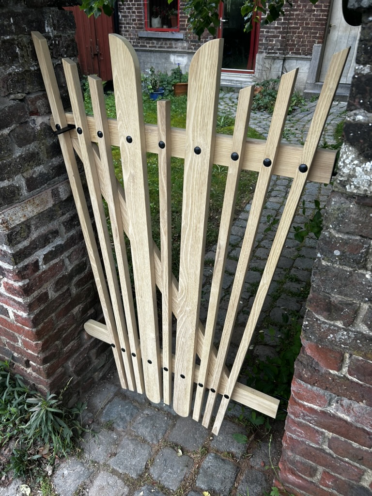 Portail de jardin en frêne — étape 4 : Détail de profil et quincaillerie noire