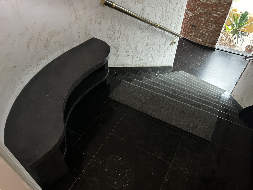 Banc d'accueil en pierre — étape 7 : Banc intégré au pied de l'escalier