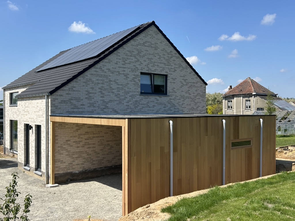 Carport et annexe en bardage cèdre — projet réalisé par l'Atelier Braffort