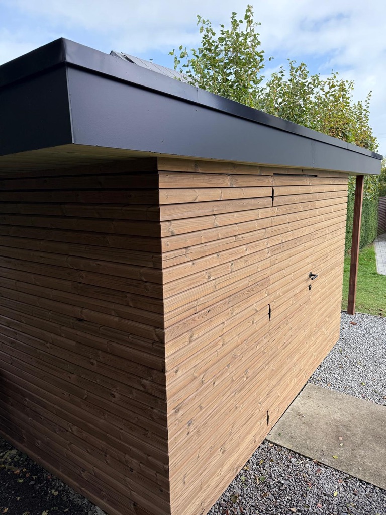 Cabanon de jardin avec carport — étape 4 : Détail de l'acrotère et du bardage