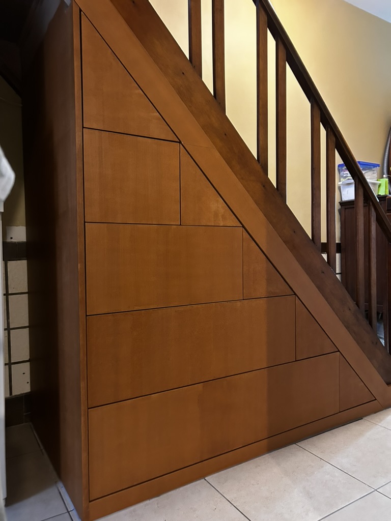 Rangement sous escalier — projet réalisé par l'Atelier Braffort