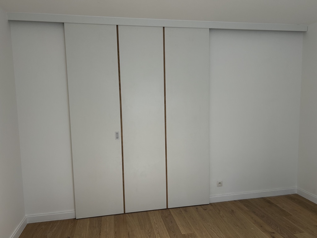 Cloison coulissante laquée — projet réalisé par l'Atelier Braffort