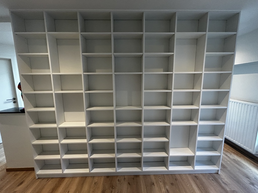Bibliothèque cloison laquée blanche — projet réalisé par l'Atelier Braffort