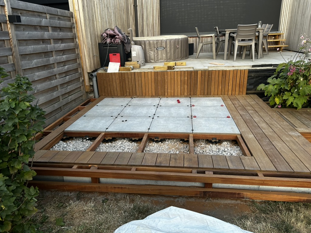 Terrasse bois et dalle pierre — étape 4 : Pose des dalles de pierre naturelle