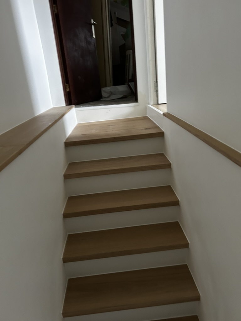 Rénovation complète d'un escalier — étape 5 : Volée terminée, contremarches blanches