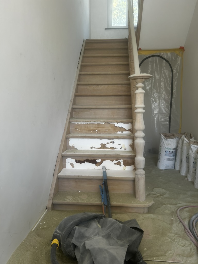 Escalier peint sablé et rénové — étape 5 : Décapage progressif de la peinture