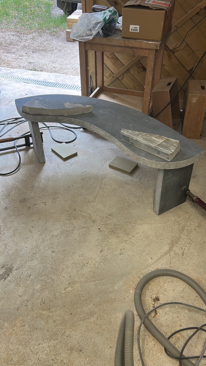 Banc d'accueil en pierre — étape 4 : Vue latérale du banc en cours de finition
