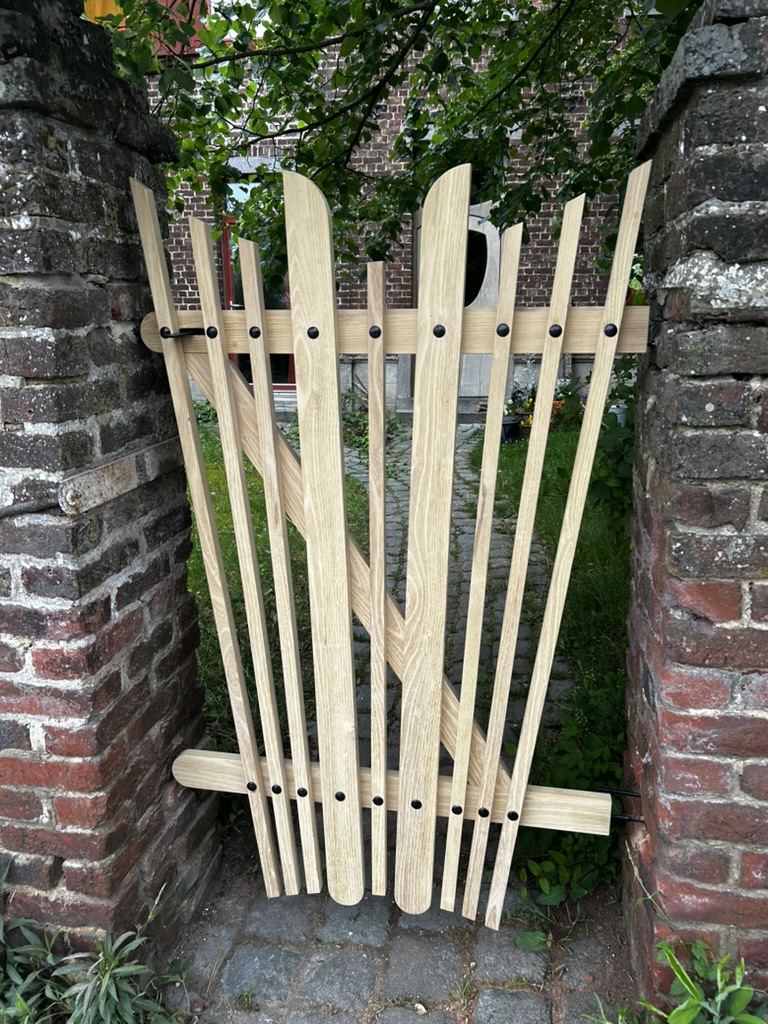 Portail de jardin en frêne — projet réalisé par l'Atelier Braffort