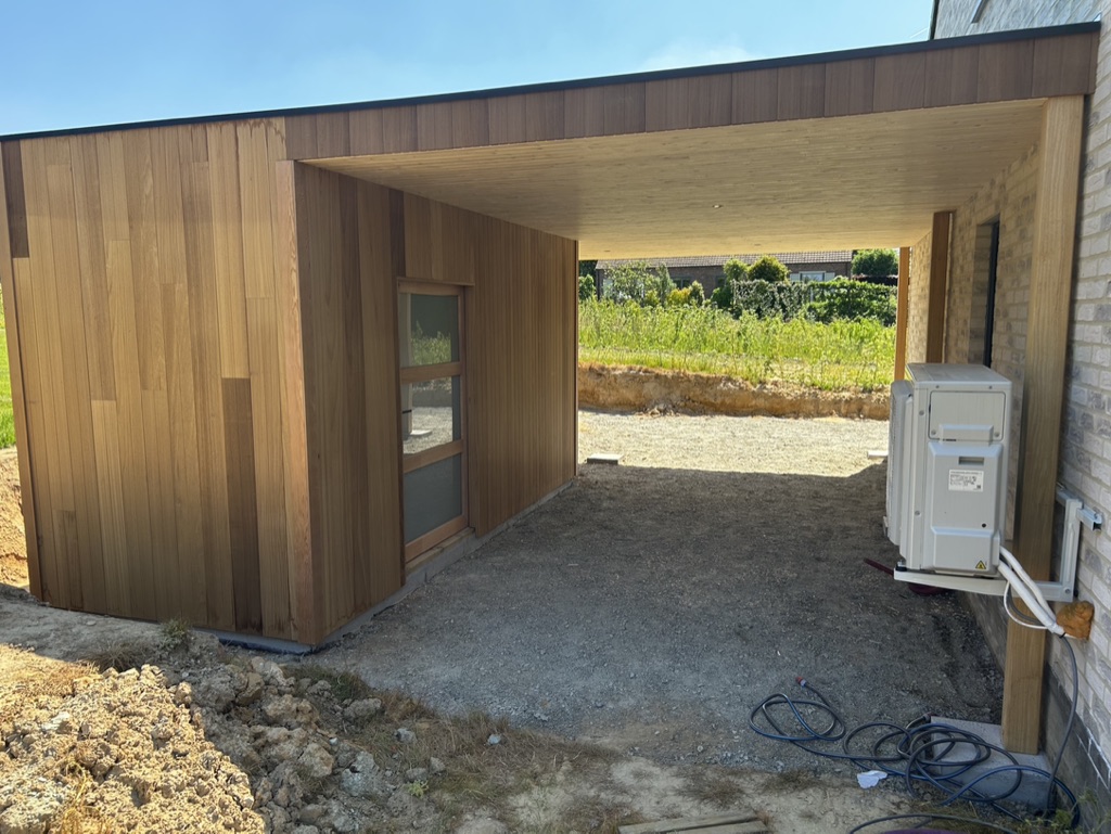 Carport et annexe en bardage cèdre — étape 4 : Annexe fermée avec porte vitrée sur mesure