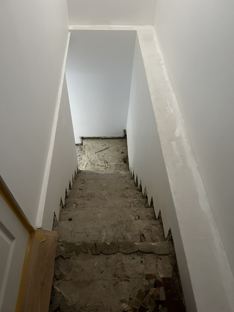 Rénovation complète d'un escalier — étape 2 : Décapage et préparation du support