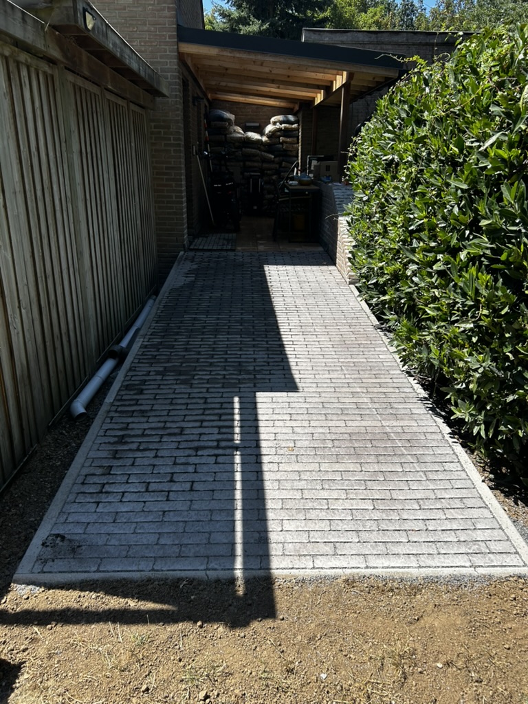 Allée pavée et terrassement — projet réalisé par l'Atelier Braffort