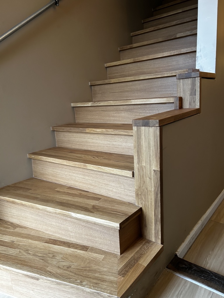 Habillage d'escalier en chêne — étape 4 : Détail des marches, contremarches et joue latérale