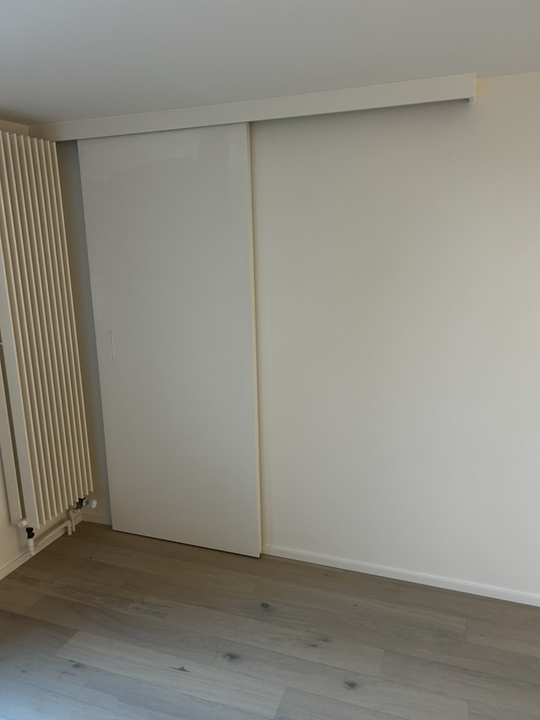 Porte coulissante sur mesure — projet réalisé par l'Atelier Braffort