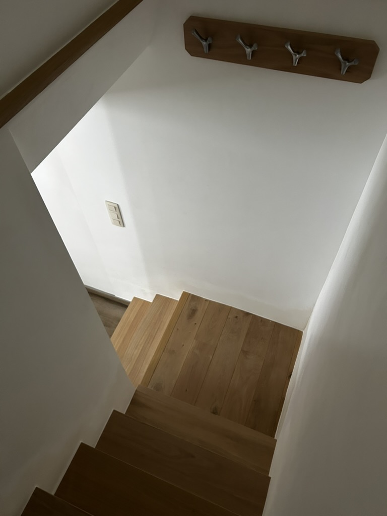 Rénovation complète d'un escalier — étape 4 : Palier et main courante en chêne
