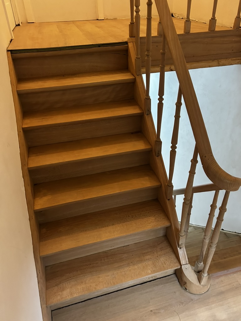Escalier peint sablé et rénové — étape 7 : Volée terminée, vue de profil