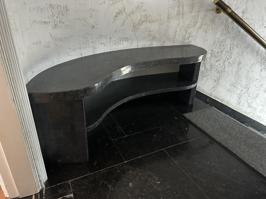 Banc d'accueil en pierre — étape 11 : Vue de profil du banc courbe