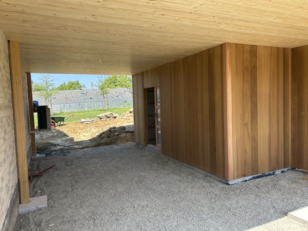 Carport et annexe en bardage cèdre — étape 5 : Vue intérieure — bardage vertical et accès jardin