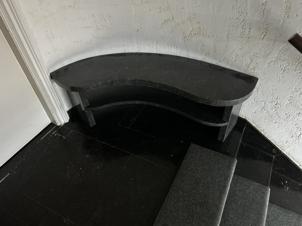 Banc d'accueil en pierre — étape 5 : Vue d'ensemble du banc courbe