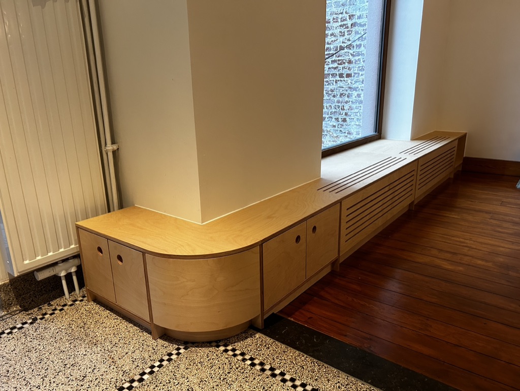 Banc d'allège et cache-radiateur — projet réalisé par l'Atelier Braffort