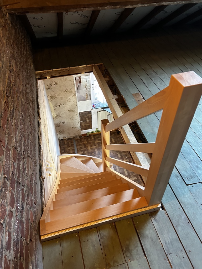 Escalier tournant en hêtre — étape 4 : Arrivée à l'étage et garde-corps à barreaux