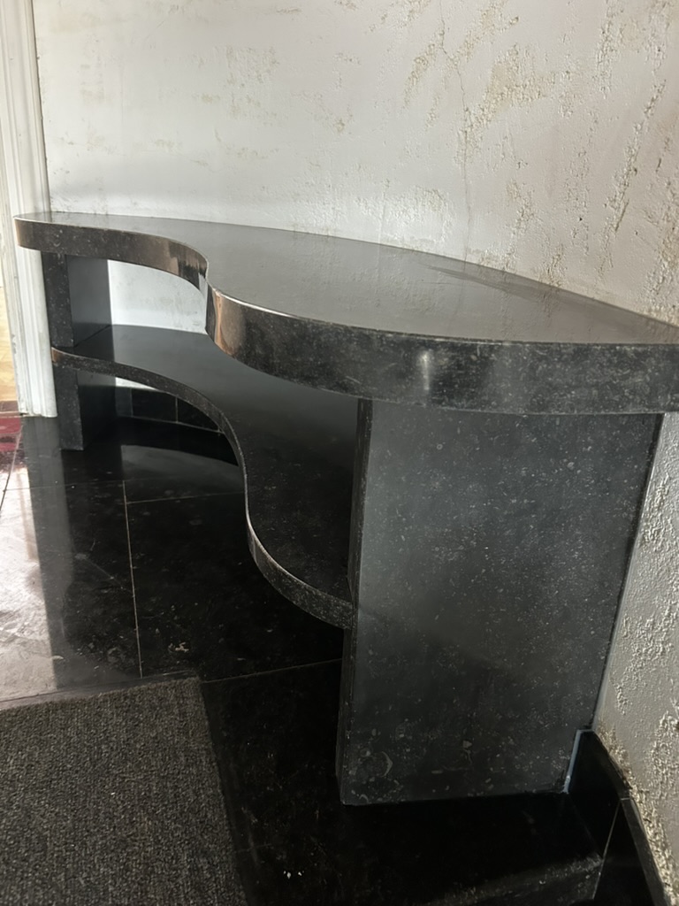Banc d'accueil en pierre — étape 8 : Vue rapprochée de la structure