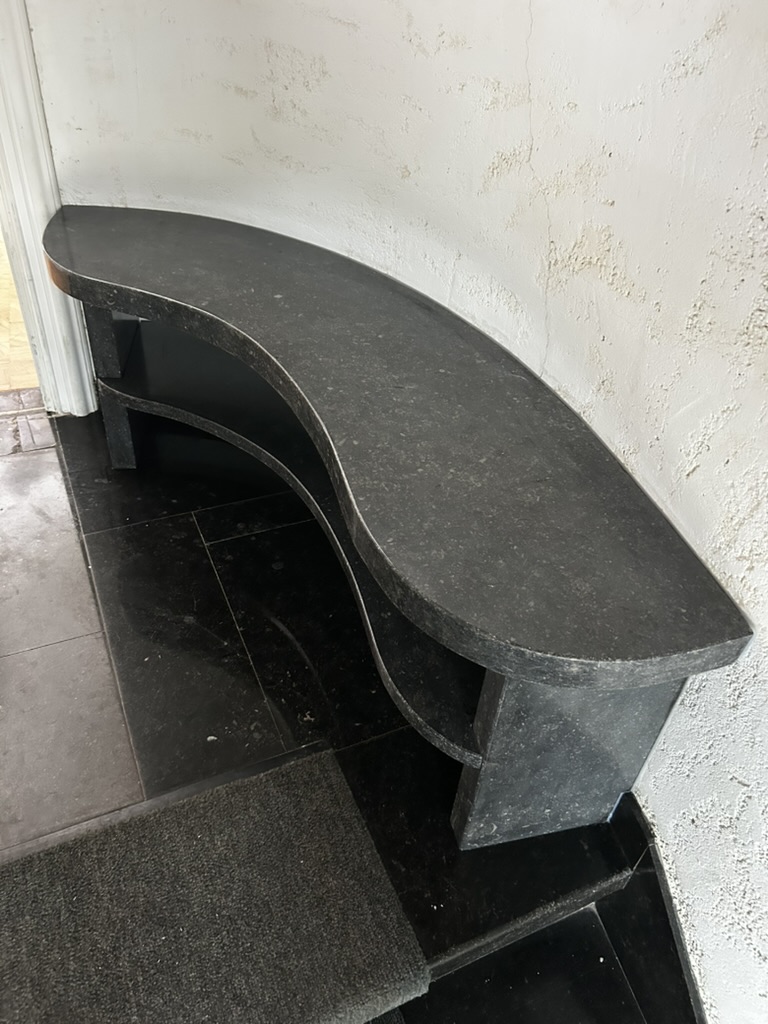 Banc d'accueil en pierre — étape 10 : Angle et finition du banc