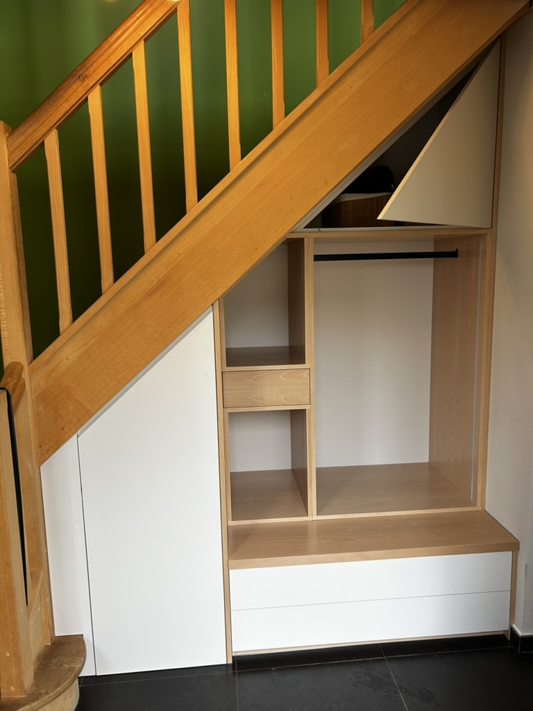 Vestiaire sous escalier — projet réalisé par l'Atelier Braffort