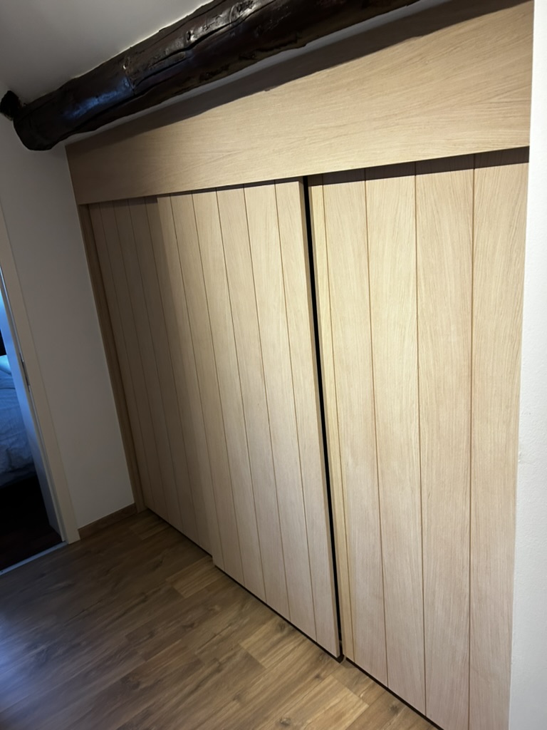 Dressing en chêne sous pente — projet réalisé par l'Atelier Braffort