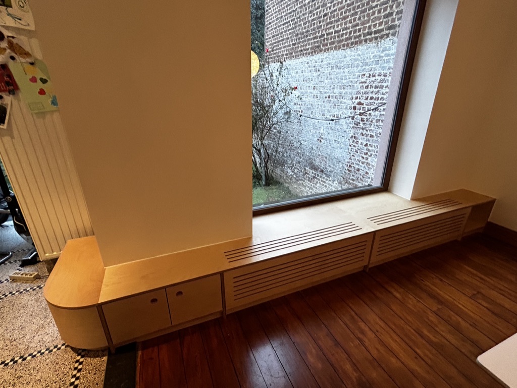 Banc d'allège et cache-radiateur — étape 2 : Le banc suit l'angle du mur jusqu'à la baie vitrée